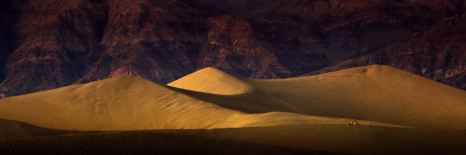 Death Valley – weite Wüstenlandschaft im goldenen Licht