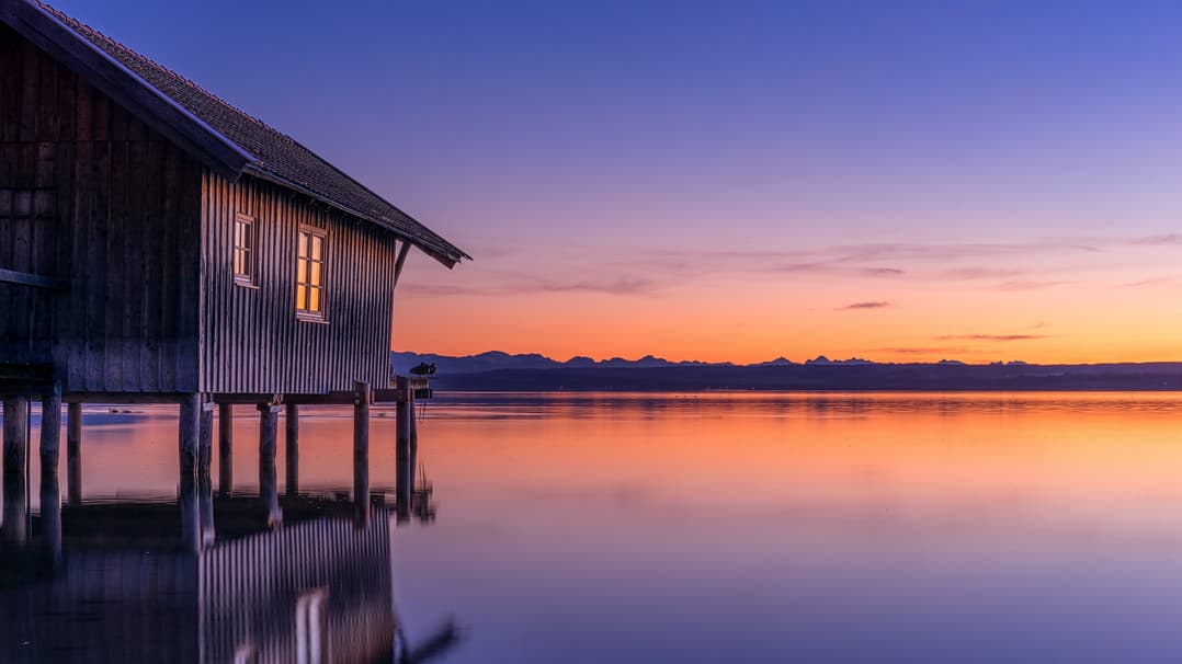 Blaue Stunde am Ammersee – tiefblaues Licht kurz nach Sonnenuntergang
