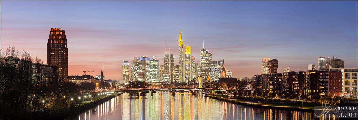 Frankfurt Skyline Panorama von der Deutschherrnbrücke bei klarer Luft