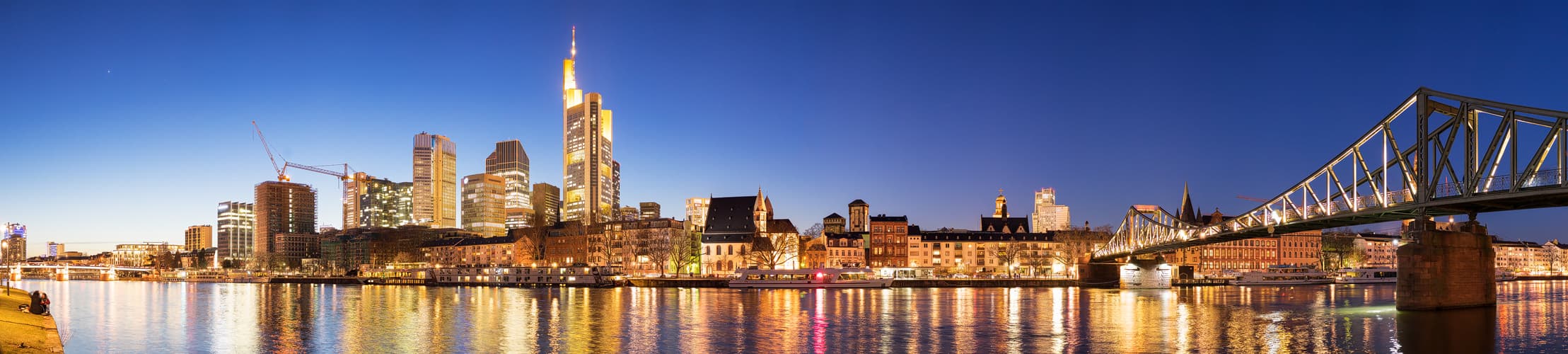Frankfurt Skyline und Dom vom Eisernen Steg aus fotografiert