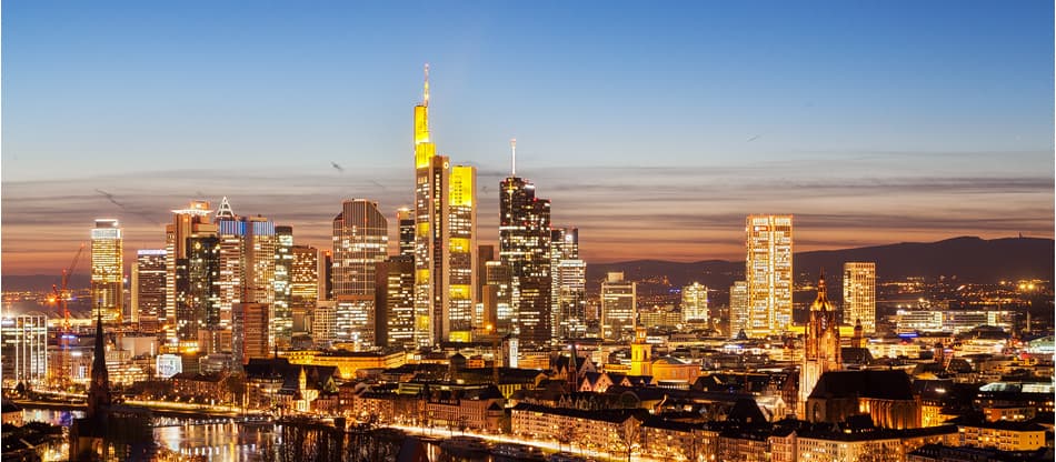 Frankfurt Skyline bei Nacht vom Mainufer aus fotografiert