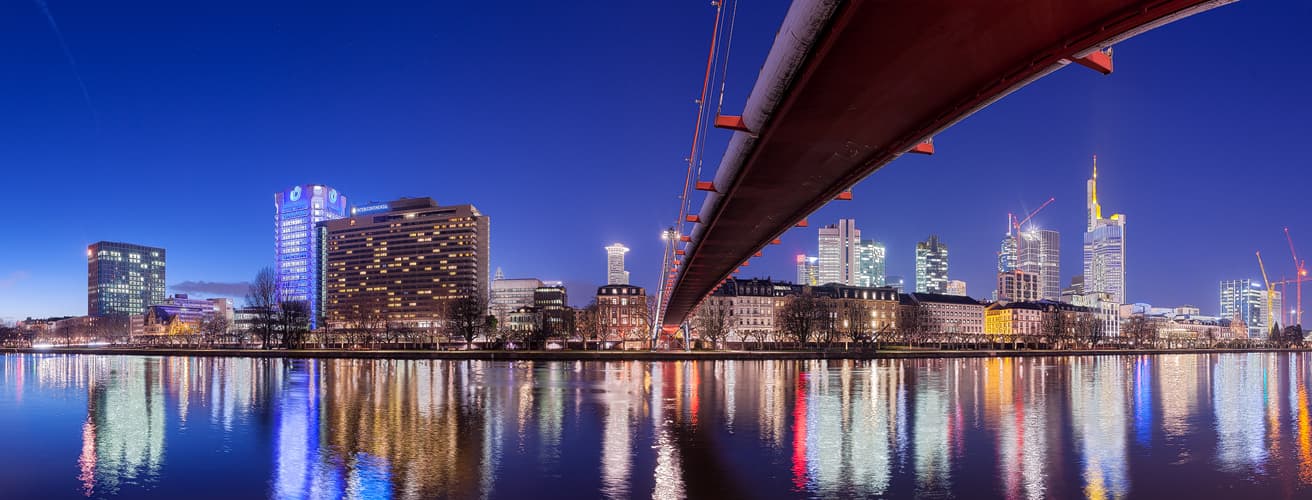 Frankfurt Skyline vom Holbeinsteg bei der Blauen Stunde fotografiert