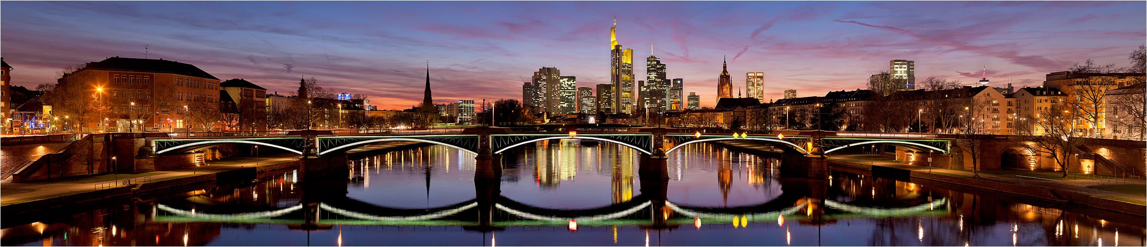 Frankfurt Skyline beim Sonnenuntergang von der Ignatz-Bubis-Brücke