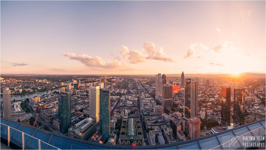 Panoramablick über Frankfurt vom Maintower bei Sonnenuntergang
