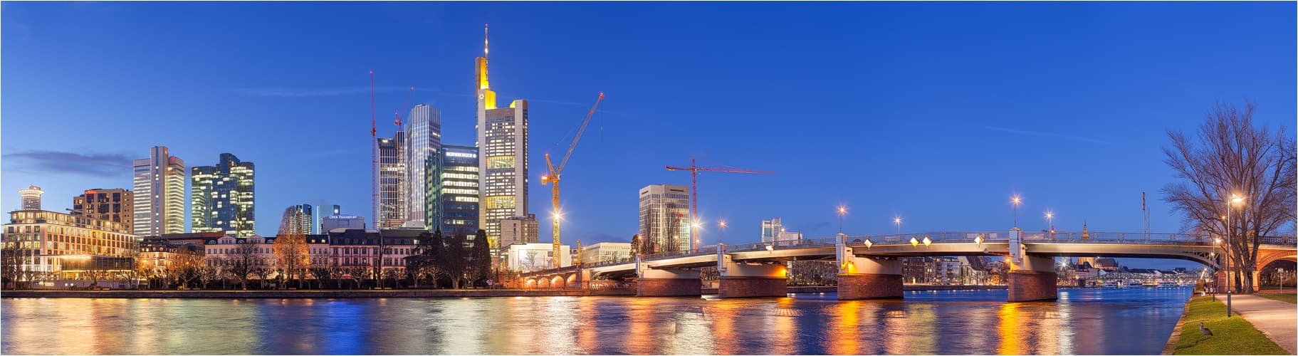 Frankfurt Skyline Panorama von der Untermainbrücke aus fotografiert