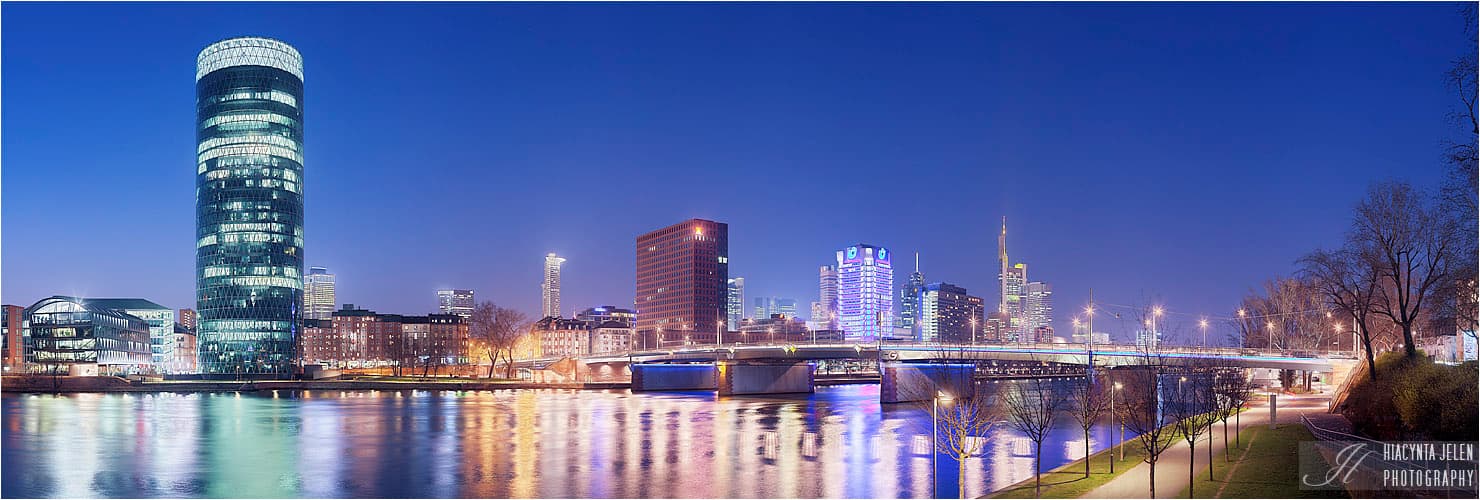 Westhafen Frankfurt mit beleuchteter Friedensbrücke bei Nacht